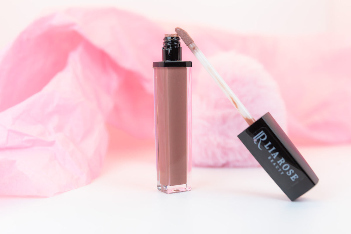 DULCE Lip Gloss: A light pink mauve